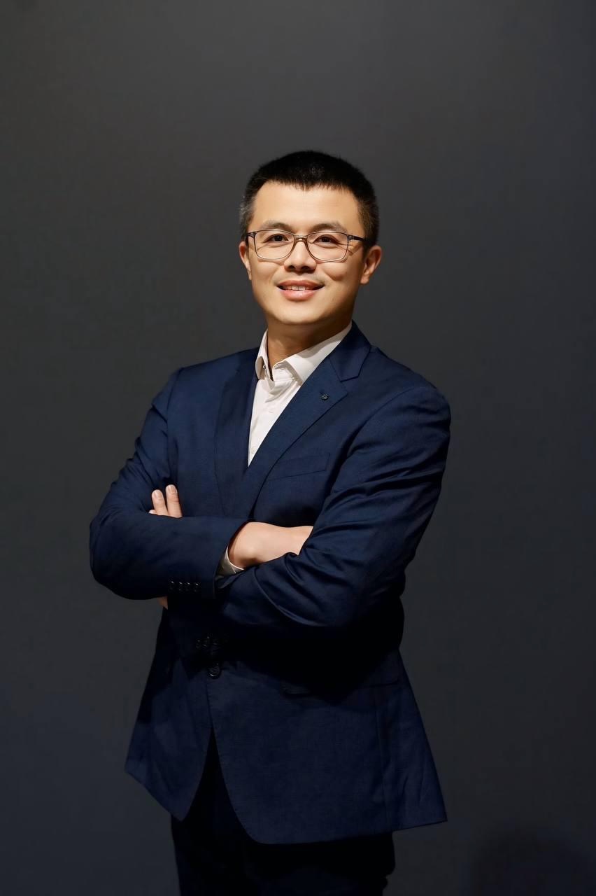 Eric 的西装专业形象照